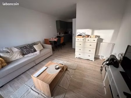 appartement t2 récent 45m² balcon place de parking en sous-sol