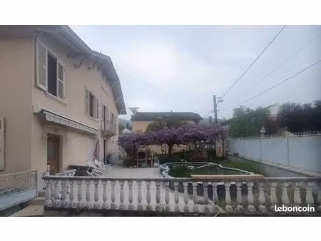 grand t4 (triplex rdc-1e-2e) 120 m2 dans maison  terrasse + piscine + jardin privés