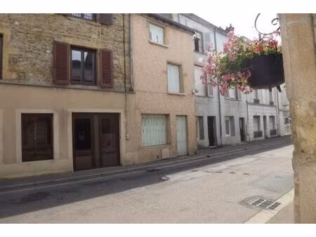 petite maison de ville à rénover  proche commerces.