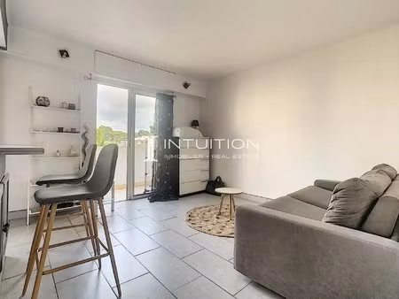 le cannet - rocheville : studio en étage élevé avec balcon