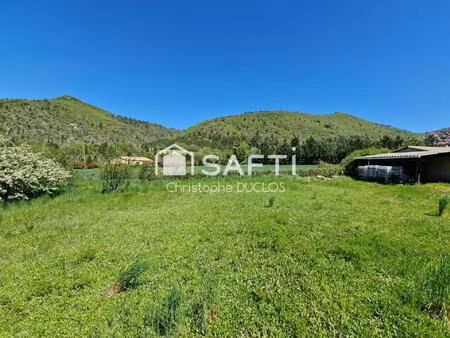 terrain constructible avec viabilisations en bordures.