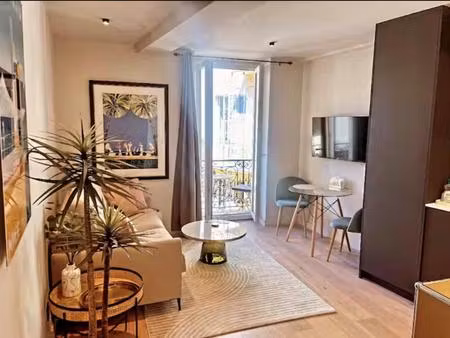 nice carre d'or 2p 26m² renove avec balcon