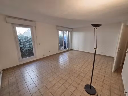 très beau studio avec jardin et parking