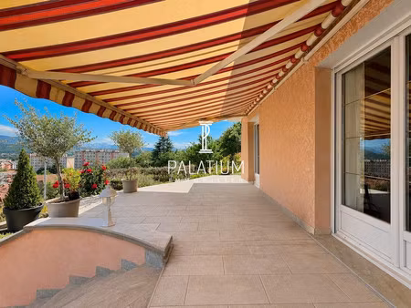 villa provençale avec vaste terrasse et vue dégagée