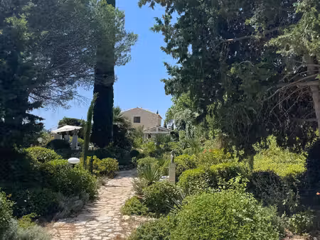 a 5 minutes de pezenas au calme demeure zen dans un parc arbore.