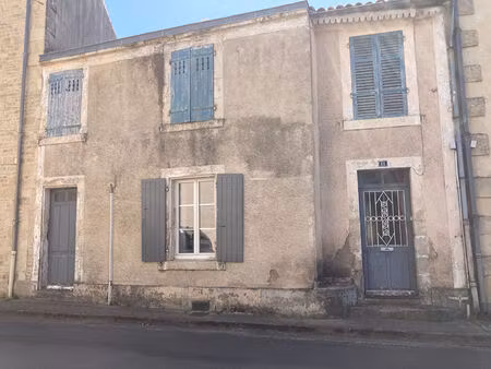 maison de bourg 2 chambres  petit terrain à l'arrière  travaux à prévoir