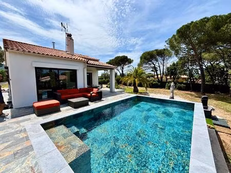 le muy – élégante villa de plain-pied entièrement rénovée sur 4 000 m² de terrain