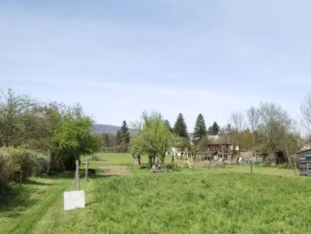 terrain + garage construit en dur (alimenté de l'électricité)t du pont