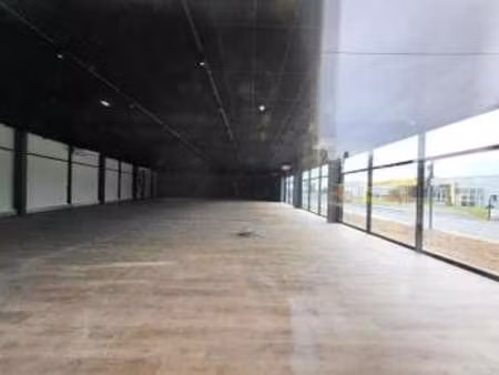 location bureaux et commerces à fontenay-le-comte (85200) : à louer / 600m² fontenay-le-co