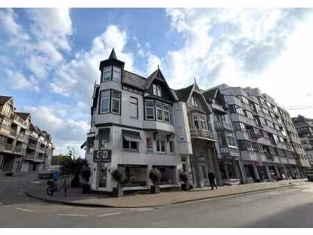 appartement d'angle situé dans le centre près de l'avenue l