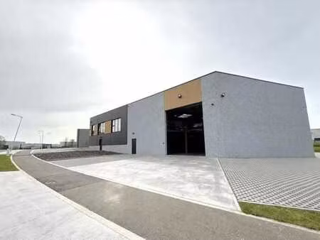 hall + bureau (>300 m²) + 6 parkings ext.