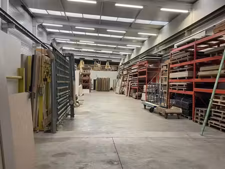 bâtiment industriel & bureaux 1.914m² zoning des hauts-sarts