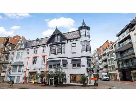 local commercial avec studio situé au-dessus  situé au cent
