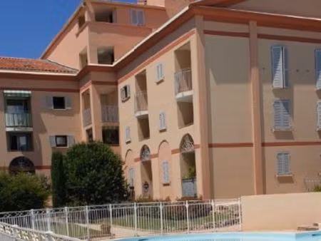 a louer studio à l'année 25m² 565 /m