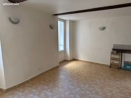 appartement t2 30 m² - saint-maximin-la-sainte-baume - proche commerces et parkings