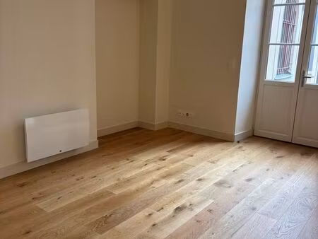 location appartement 2 pièces de 49 13 m² et son jardin privatif de 28 m² en plein centre 