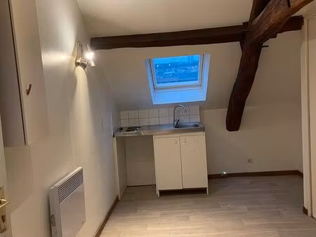 f2 de 25m2 situé en ville basse  proche toutes commodités