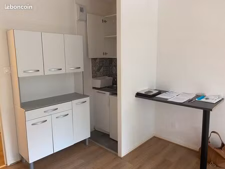 studio 22 17m² quartier esplanade  proche facs  rénové récemment