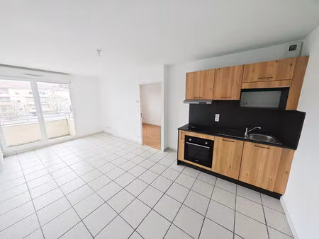 a louer beau t2 avec balcon résidence avec piscine