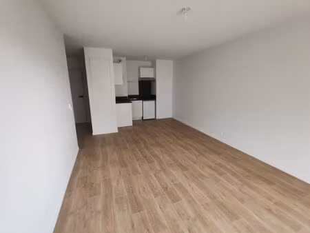 t2 avec balcon et parking à lormont