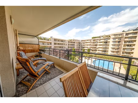 appartement familial de 110 m2 avec terrasse et piscine.