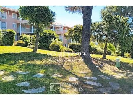appartement lumineux avec terrasse et piscine à valescure