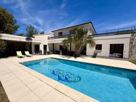 villa contemporaine de 240 m2 avec piscine  pool house et do
