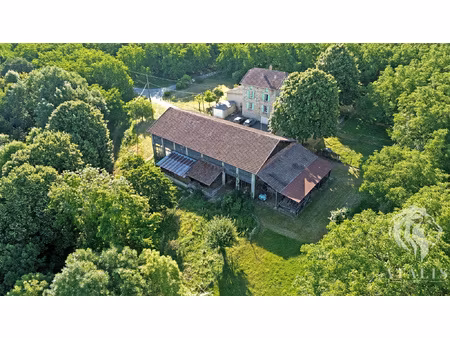 maison en pierres avec dépendances