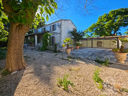 villa dans un parc arboré exceptionnel avec piscine couverte