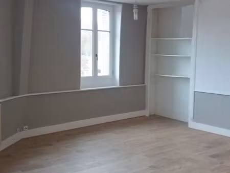 grand f3 dans immeuble de caractère au centre-ville