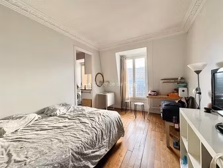 parc exposition / beau studio / type haussmannien / dernier etage par ascenseur /