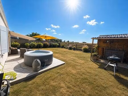 courcon. maison de plain pied de 94 m²  quatre chambres  terrasse et jardin