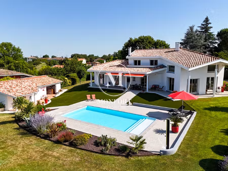 villa familiale de standing avec piscine