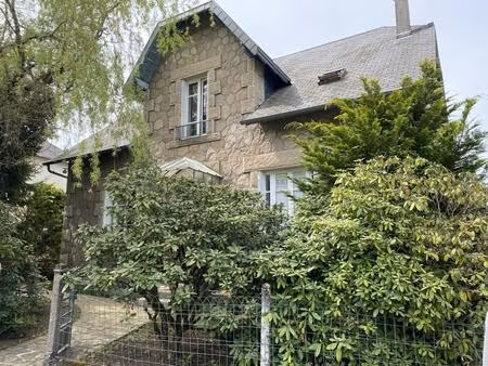 elégante maison en pierre avec son agréable terrain