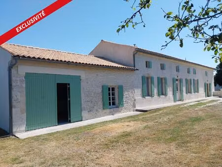 maison de caractère de plus de 290 m² offrant actuellement 2 chambres et un potentiel de 4