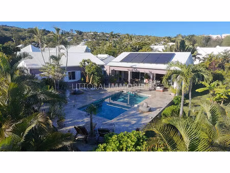 magnifique villa avec piscine dans un secteur très recherché