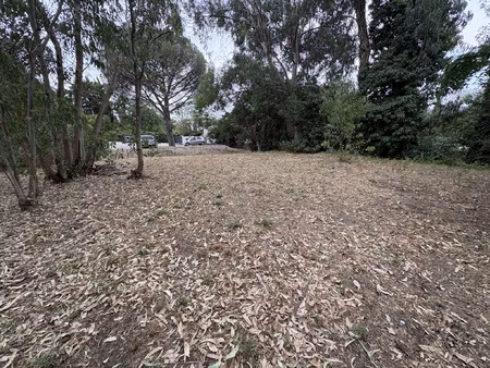 terrain constructible au pied du village