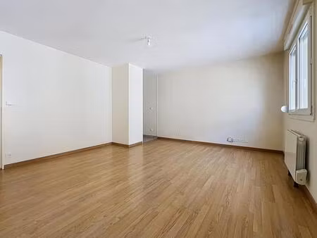 a vendre : appartement t2 centre ville avec garage et loggia