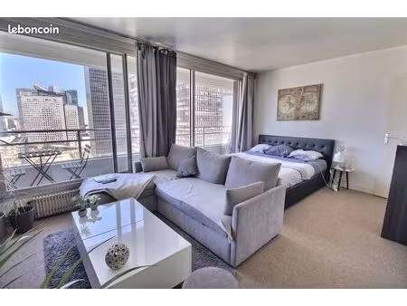 grand studio meublé de 40m² – vue panoramique tour ève (la défense)