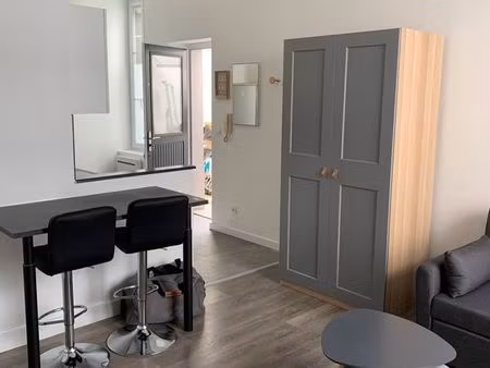 studio meuble de 27m2  situe derriere la gare  550 charges comprises