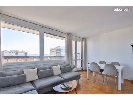 à louer lumineux t4  3 chambres avec un balcon
