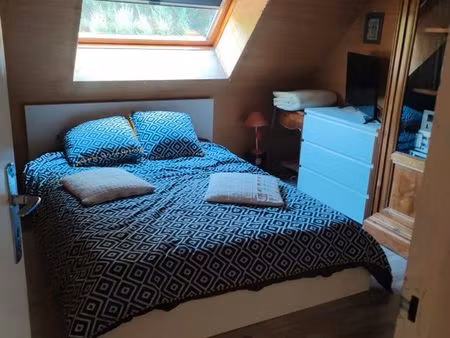 à louer dans une grande maison une chambre avec salle de bain indépendante et toilette ind