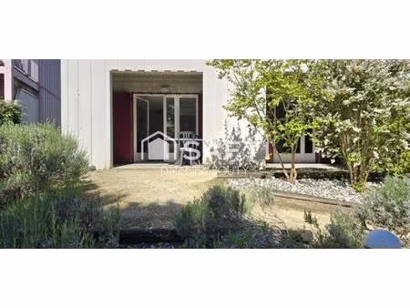 studio avec terrasse dans résidence avec piscine