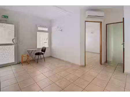 à vendre en exclusivite - local commerce/bureaux/habitation de 66 m² salernes