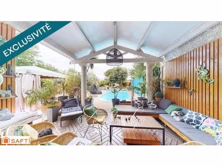 maison en pierre avec piscine et parc paysager