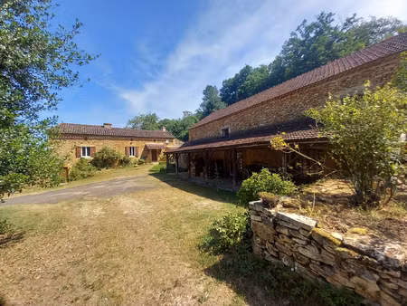 authentique corps de ferme sur 14 hectares avec source et ma