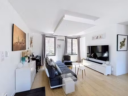 maison en pierre joliment rénovée à l'intérieur premium