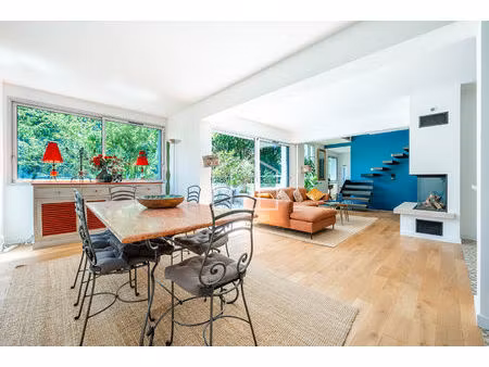 maison contemporaine avec terrasse et jardin
