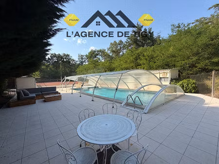 propriete de charme sur parc arbore avec piscine et terrain de tennis