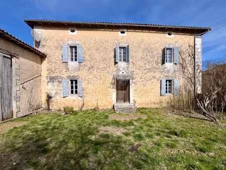 ferme traditionnelle avec grande grange et dépendances